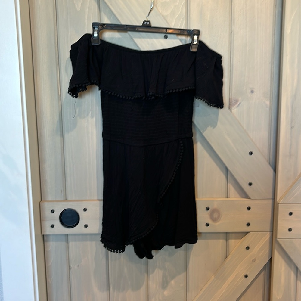 Short black dress, off the shoulder